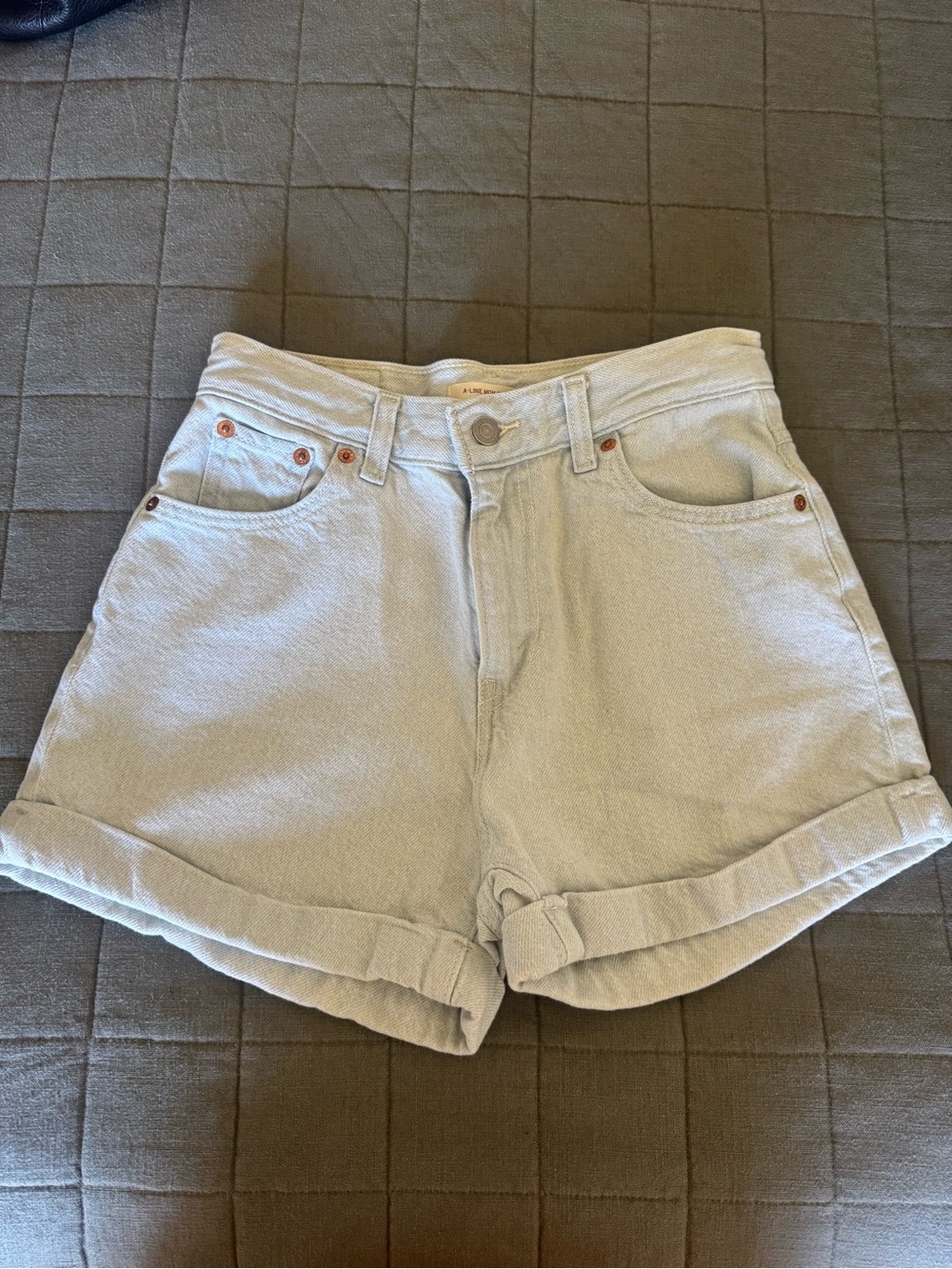Levi’s High-Waist A-Line Mom Shorts in Light blue